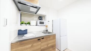 Coffee/tea maker, fridge, microwave, stovetop