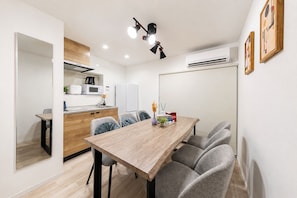 Dining - Near Skytree and Asakusa | Up to 10 guests | Entire house rental | 3 bedrooms | 9-minute walk from the station | 5 beds | High-speed Wi-Fi (葛飾区東立石)