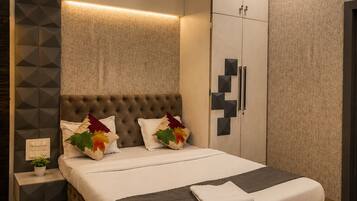 Deluxe Suite, 1 Bedroom | Desk, laptop workspace, WiFi (free)