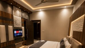 Standard Suite, 1 King Bed, Garden View