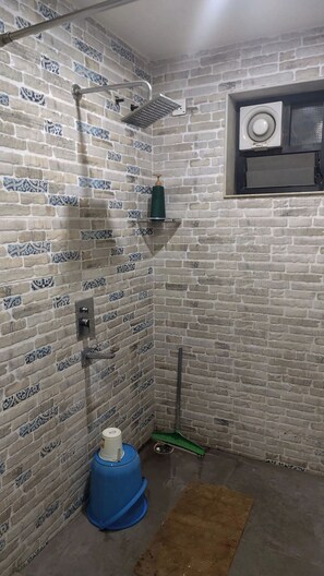 Dusche, kostenlose Toilettenartikel, Handtücher, Seife