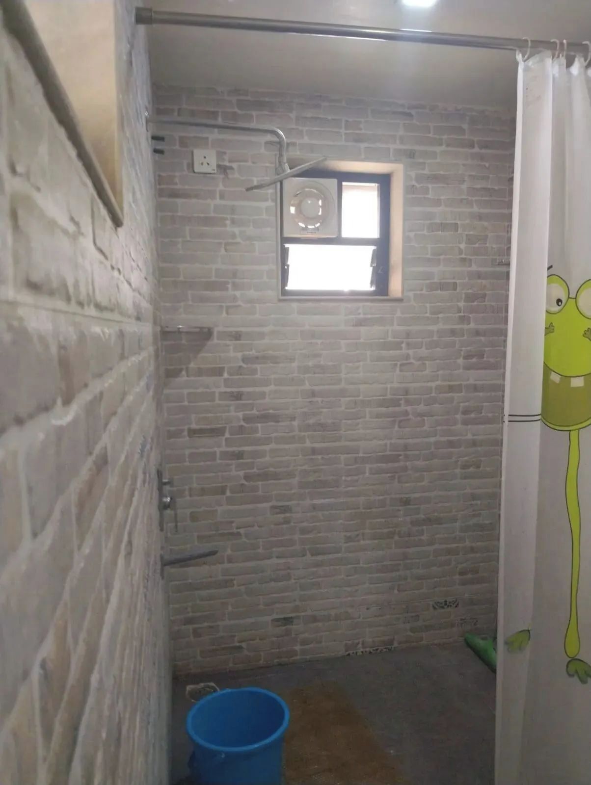 Dusche, kostenlose Toilettenartikel, Handtücher, Seife