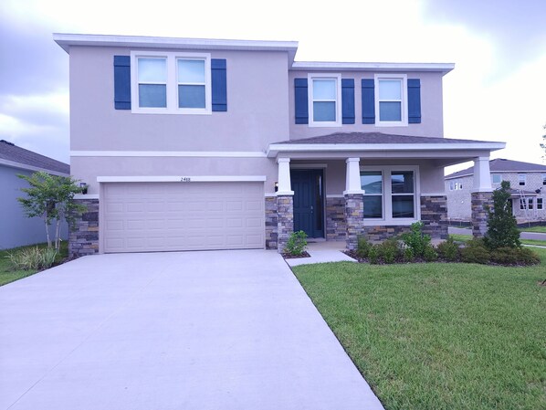 Exterior - Comfortably Sleeps 14 - Spacious 4B 3Ba Home in a Prime Location (Wesley Chapel)
