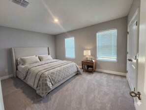 Iron/ironing board, WiFi, bed sheets - Comfortably Sleeps 14 - Spacious 4B 3Ba Home in a Prime Location (Wesley Chapel)