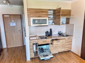 Kühlschrank, Mikrowelle, Geschirrspüler, Kochgeschirr/Geschirr/Besteck