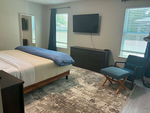 3 chambres, bureau, fer et planche à repasser, lit de bébé portatif