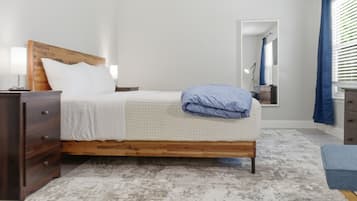 3 habitaciones, escritorio y tabla de planchar con plancha