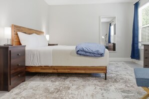 3 habitaciones, escritorio y tabla de planchar con plancha 