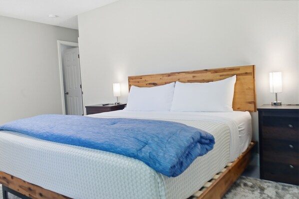 3 chambres, bureau, fer et planche à repasser, lit de bébé portatif