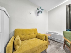 Living area - Crystal Palace Resort - Family Suite King (Port Bolivar)