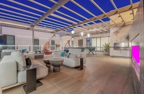 A modern living area with a ceiling structure, a sofa set, a dining table, and a kitchen area. - Penthouse 1BR King Suite. Hollywood Sign Rooftop. Free Parking. Walk of  Fame (Los Angeles)