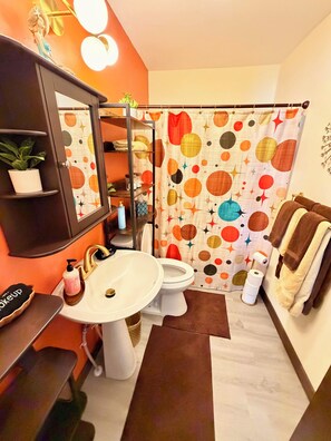 Bathroom - Brand New and HUGE Ocean Views - Peggy's Pace at Nye Beach in Newport Oregon (Newport)