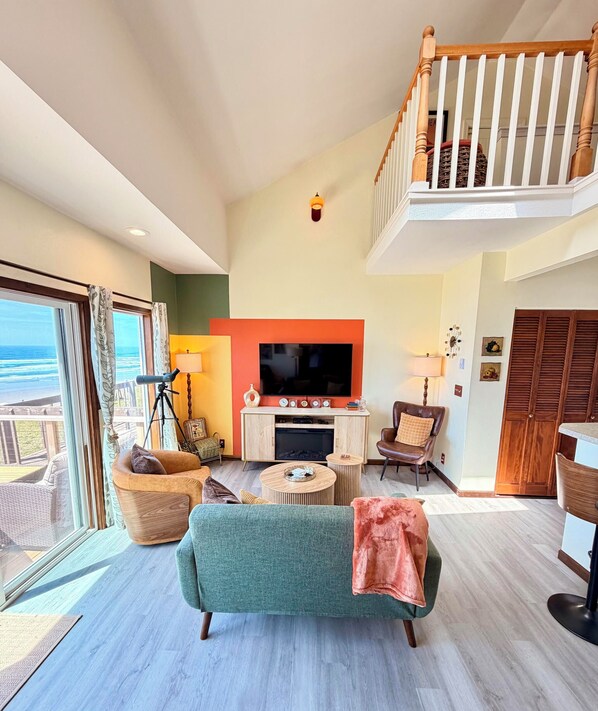 Living area - Brand New and HUGE Ocean Views - Peggy's Pace at Nye Beach in Newport Oregon (Newport)