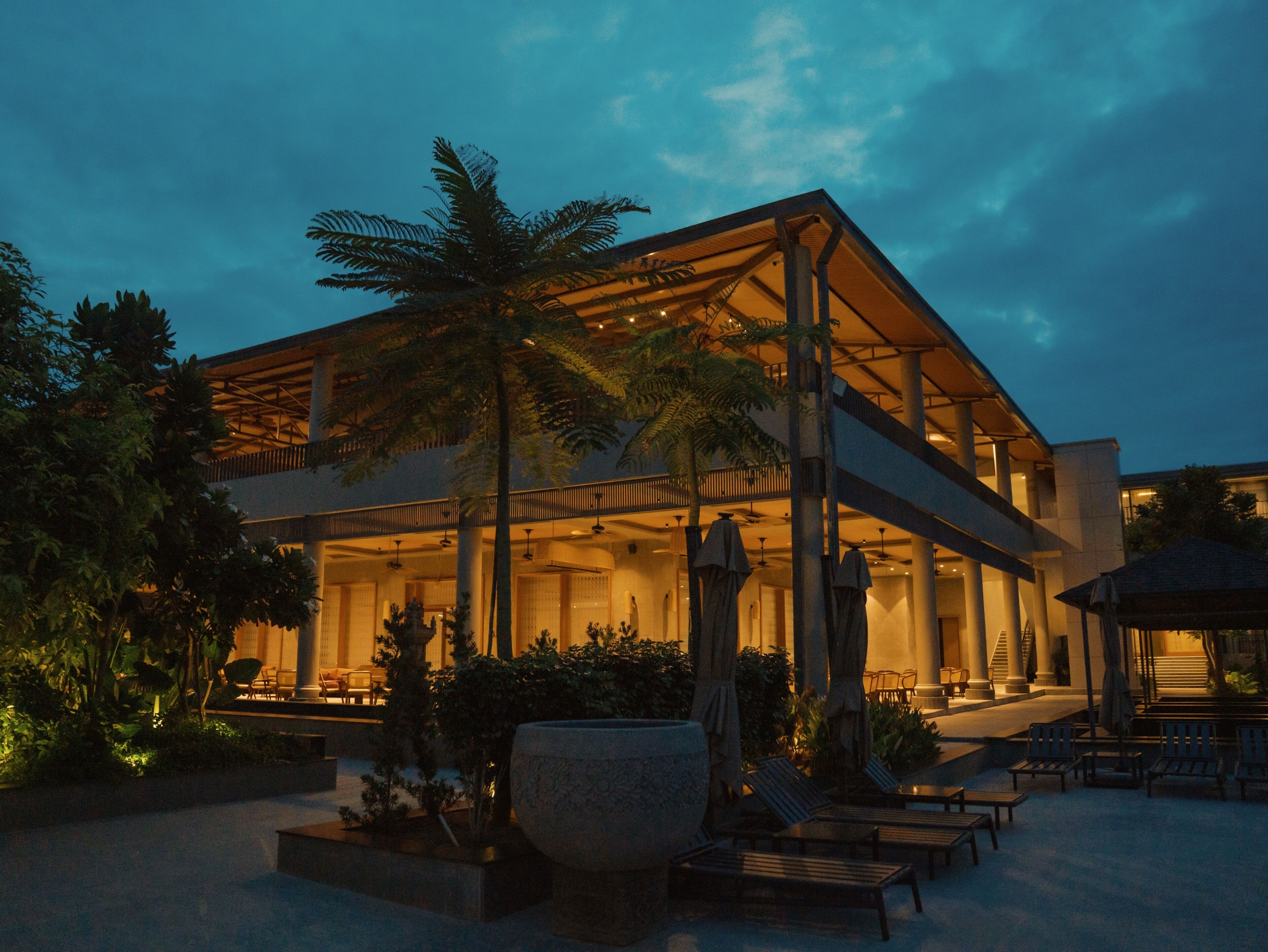 Indoor pool, outdoor pool, open 9:00 AM to 6:00 PM, free pool cabanas