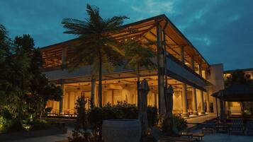Indoor pool, outdoor pool, open 9:00 AM to 6:00 PM, free pool cabanas