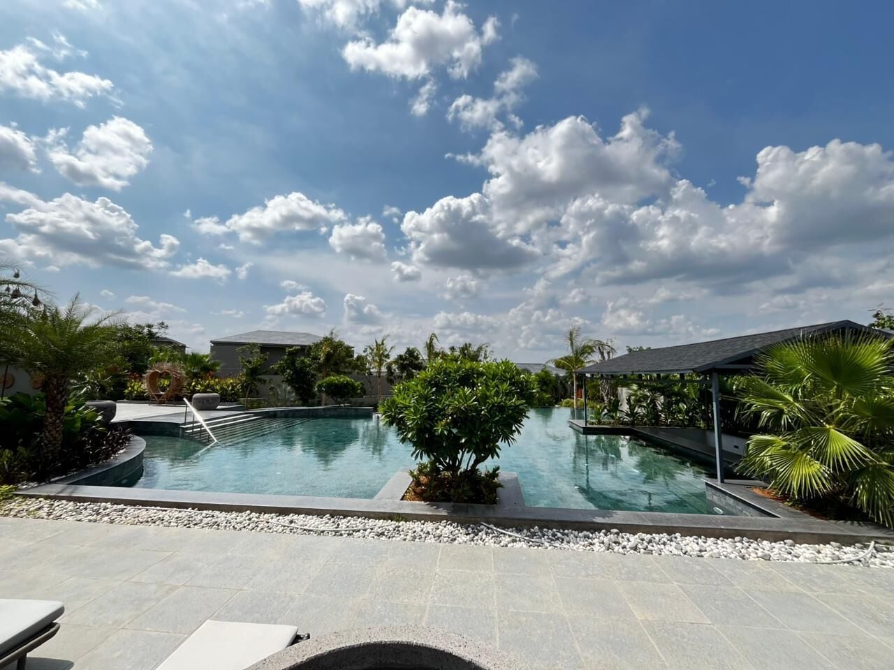 Piscina interna, piscina externa, barracas de cortesia, guarda-sóis