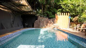 Una piscina al aire libre