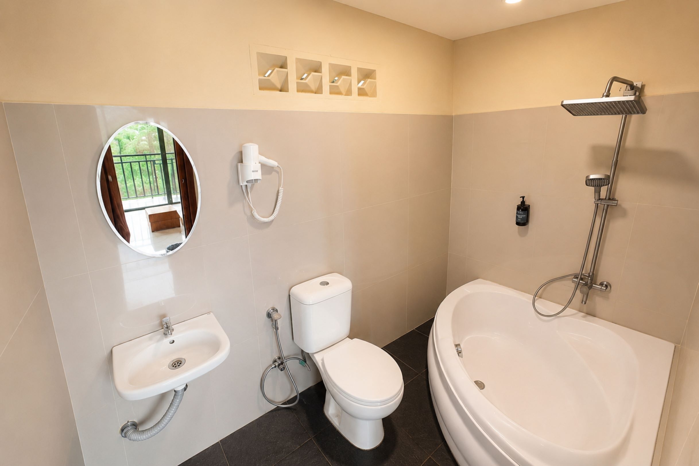 Suite Cabin | Bathroom | Shower, slippers, towels, soap