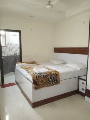 Shower, towels - Chahal Guest House (New Delhi)