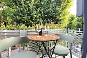 A balcony with a table and chairs, a bottle, and glasses. - Suite Vallombrosa - Premium Apartment Near the Fonti of Fiuggi (Fiuggi)