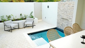 Villa superior, 3 habitaciones, alberca privada, vista al patio | Alberca | Alberca techada 