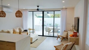 Villa superior, 3 habitaciones, alberca privada, vista al patio | Área de sala de estar