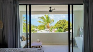 Villa superior, 3 habitaciones, alberca privada, vista al patio | Escritorio y espacio para trabajar con laptop 