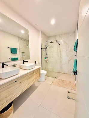 Villa superior, 3 habitaciones, alberca privada, vista al patio | Baño | Regadera, amenidades de baño gratuitas, secadora de cabello, toallas 