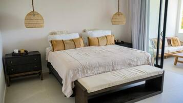 Superior-Villa, 3 Schlafzimmer, eigener Pool, Blick auf den Innenhof | Schreibtisch, laptopgeeigneter Arbeitsplatz, Bügeleisen/Bügelbrett