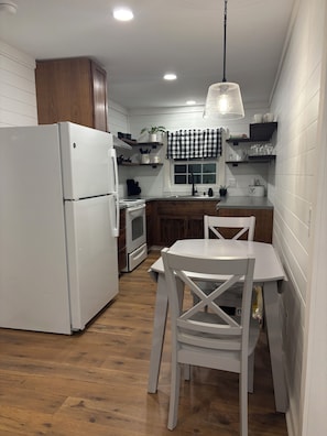 Cafetera y tetera, refrigerador, microondas y horno 