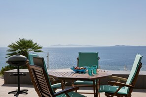 Outdoor dining - Beachfront Jacuzzi Retreat Seaview Walk Everywhere (Saronida)