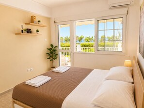 Room - Beachfront Jacuzzi Retreat Seaview Walk Everywhere (Saronida)