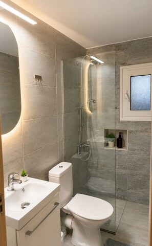 Bathroom - Beachfront Jacuzzi Retreat Seaview Walk Everywhere (Saronida)