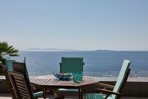 Outdoor dining - Beachfront Jacuzzi Retreat Seaview Walk Everywhere (Saronida)
