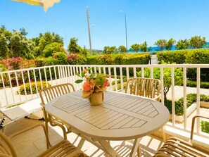 Outdoor dining - Beachfront Jacuzzi Retreat Seaview Walk Everywhere (Saronida)