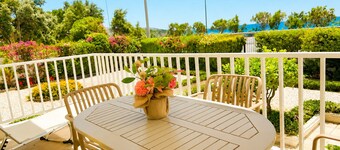Beachfront Jacuzzi Retreat Seaview Walk Everywhere