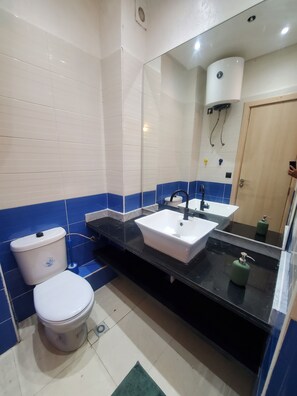 Dusche, Handtücher, Toilettenpapier