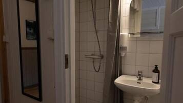 Douche, serviettes fournies, papier toilette