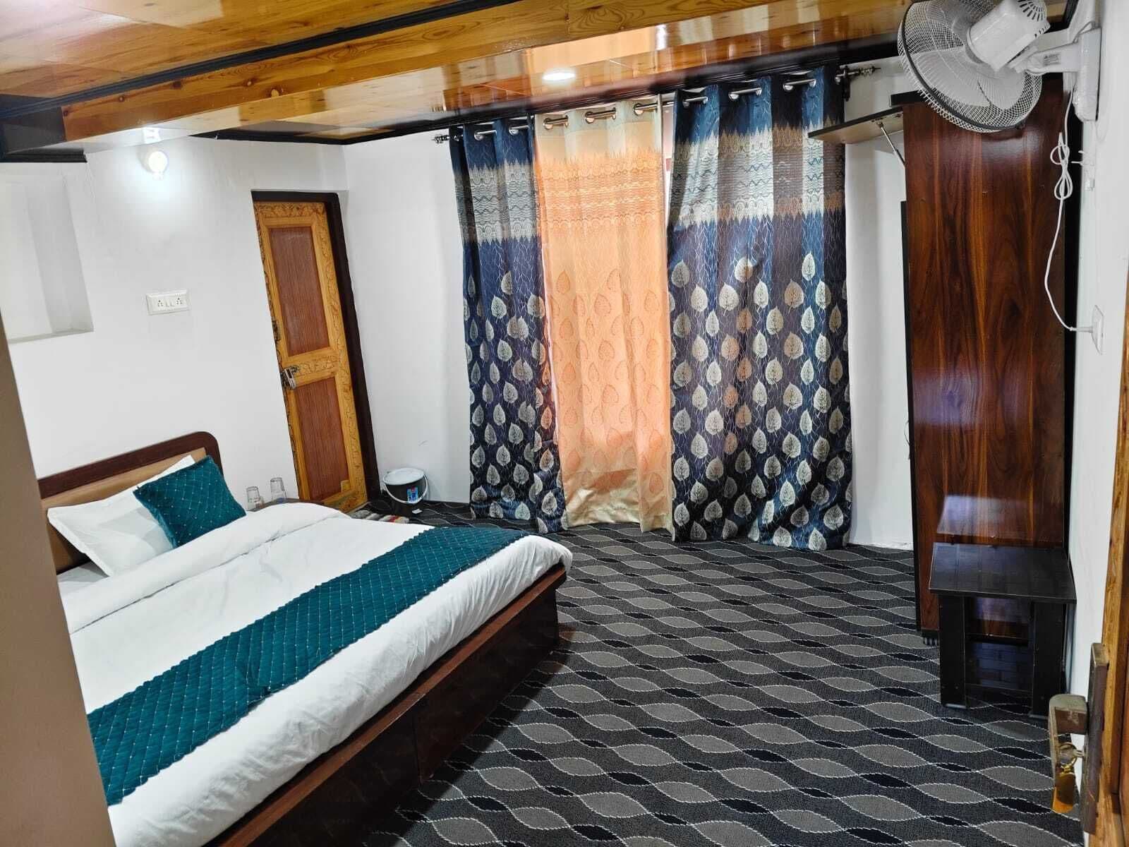 Executive Suite, Mountain View | Desk, laptop workspace, blackout curtains, soundproofing
