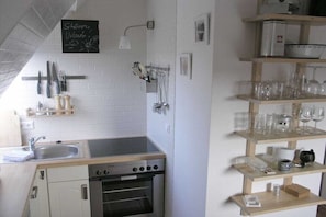 Wasserkocher mit Kaffee-/Teezubehör, Kühlschrank, Ofen, Herdplatte