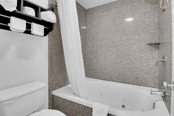Ein modernes Badezimmer mit einer Badewanne, einer Duschvorhang und einem Handtuchhalter.