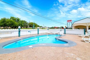 Pool - King Bed Non Smoking (Three Rivers TX)