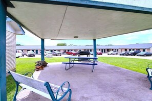 Outdoor dining - King Bed Non Smoking (Three Rivers TX)