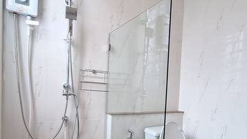 Douche, serviettes fournies, savon, papier toilette