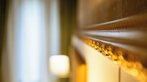 Tæt på en lampe med varmt lys, uskarpt baggrund og en træoverflade.