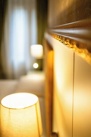 A close-up of a lamp and a wall with a textured surface. - Hotel Walter Venezia (Venice)