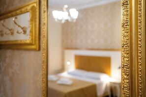A hotel room with a bed, a bedside table, and a chandelier. - Hotel Walter Venezia (Venice)