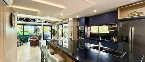 Coffee/tea maker, fridge, microwave, oven