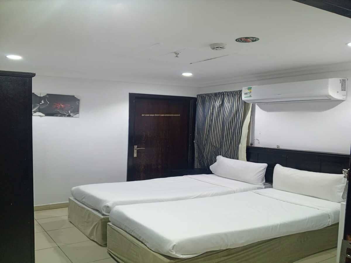 Chambre avec lits jumeaux, 2 lits une place, salle de bains privée, vue ville | Espace de travail pour ordinateur portable, Wi-Fi gratuit
