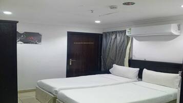 Chambre avec lits jumeaux, 2 lits une place, salle de bains privée, vue ville | Espace de travail pour ordinateur portable, Wi-Fi gratuit